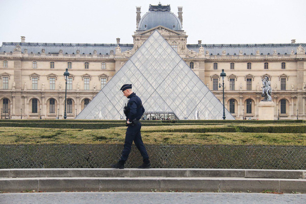 Louvre reopens for first time after jewel heist

The thieves still haven't been found