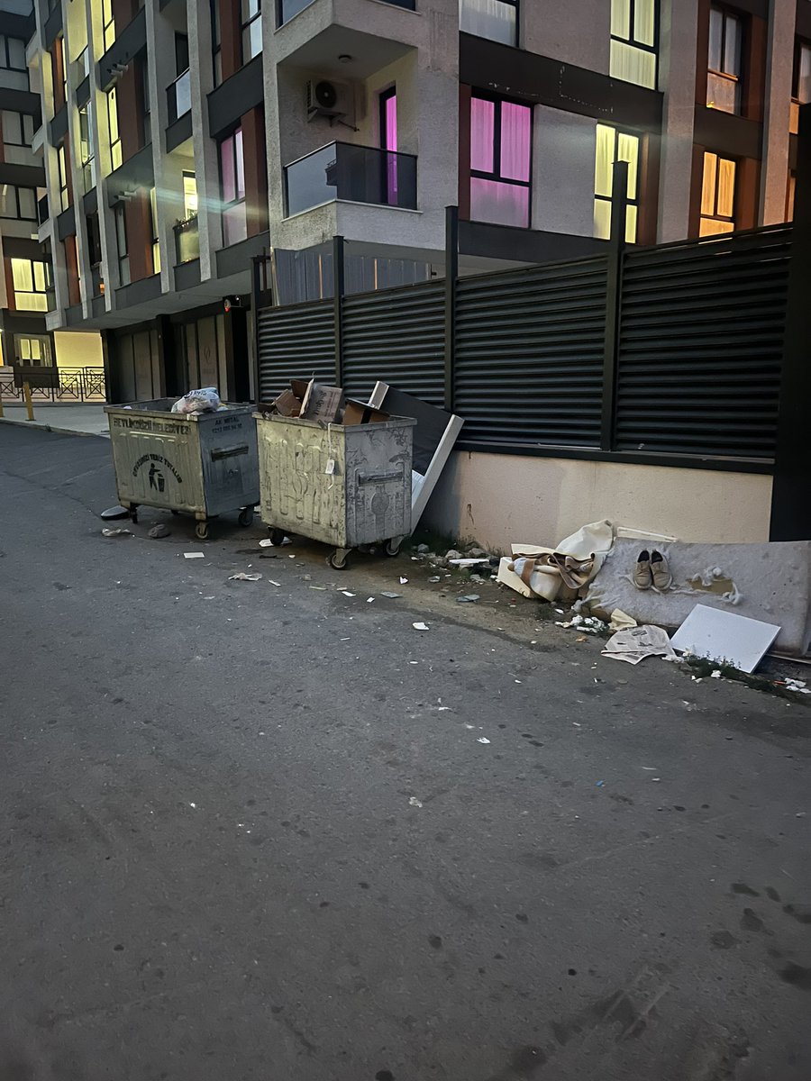Kavaklı mahallesi gürses sokakta şu görüntüyü her gün görüyoruz. Yerler çöp suyu içinde leş gibi kokuyor. Çöp konteynerları boşaltılıyor ama yanlarında duranlar asla alınmıyor. Temiz sokak göremeyeck miyiz biz hiç? Düzenli temizlik neden yapılmıyor? <a href="/beylikduzubeltr/">Beylikdüzü Belediyesi</a>