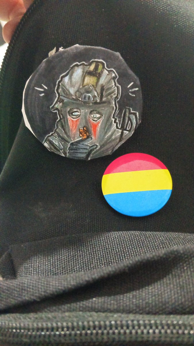 tactical_bug's tweet image. tried to make myself a pin (the #Kรถnig one) inspired by xX_Conny_Xx's post on Pinterest (don't know if it's the original artist tho) and i love it