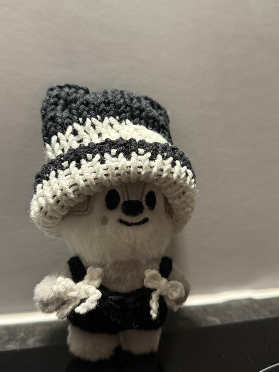 lunawolfchn_'s tweet image. Did someone say skzoo fashion week? Thank you @oddinent little wolfchan has a full new wardrobe for winter!🖤