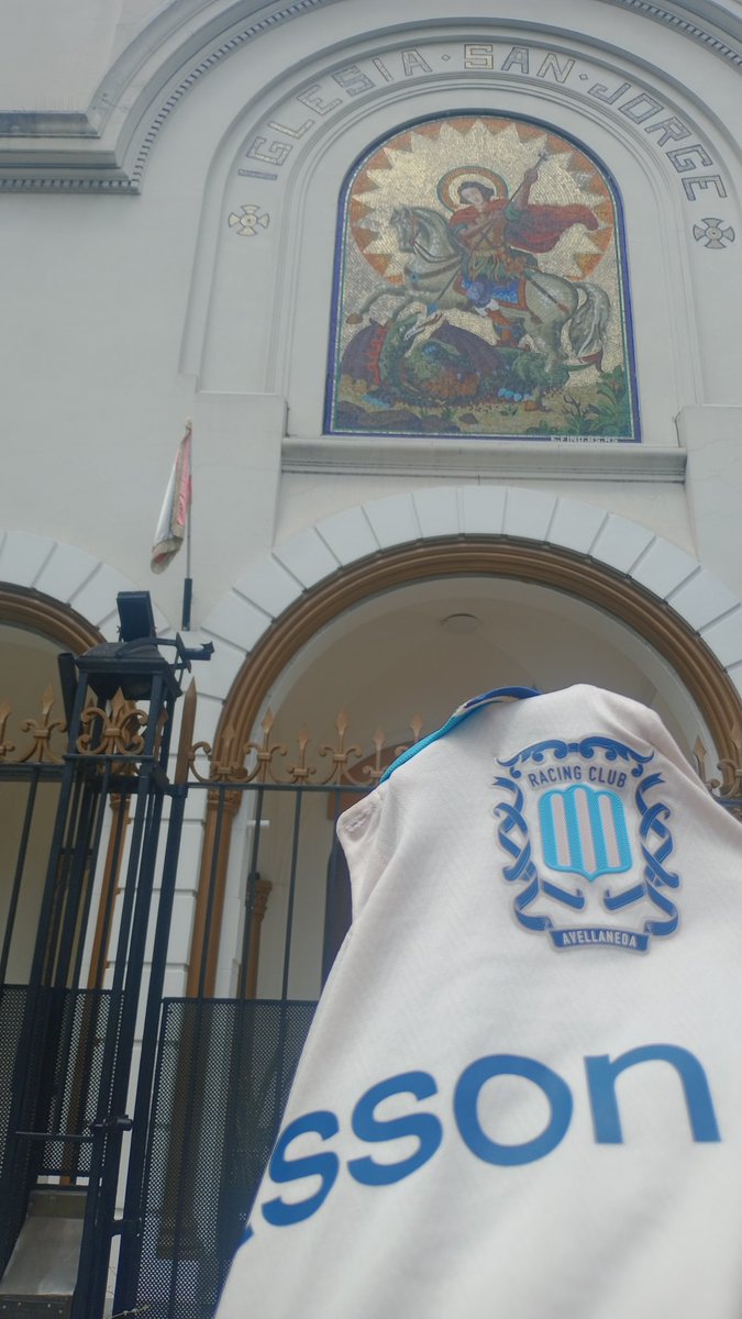 ElFrutoSecso's tweet image. fui a san jorge despues del colegio, a pedir por racing, puse una vela y todo, no puede ser en otro momento, es ahora.