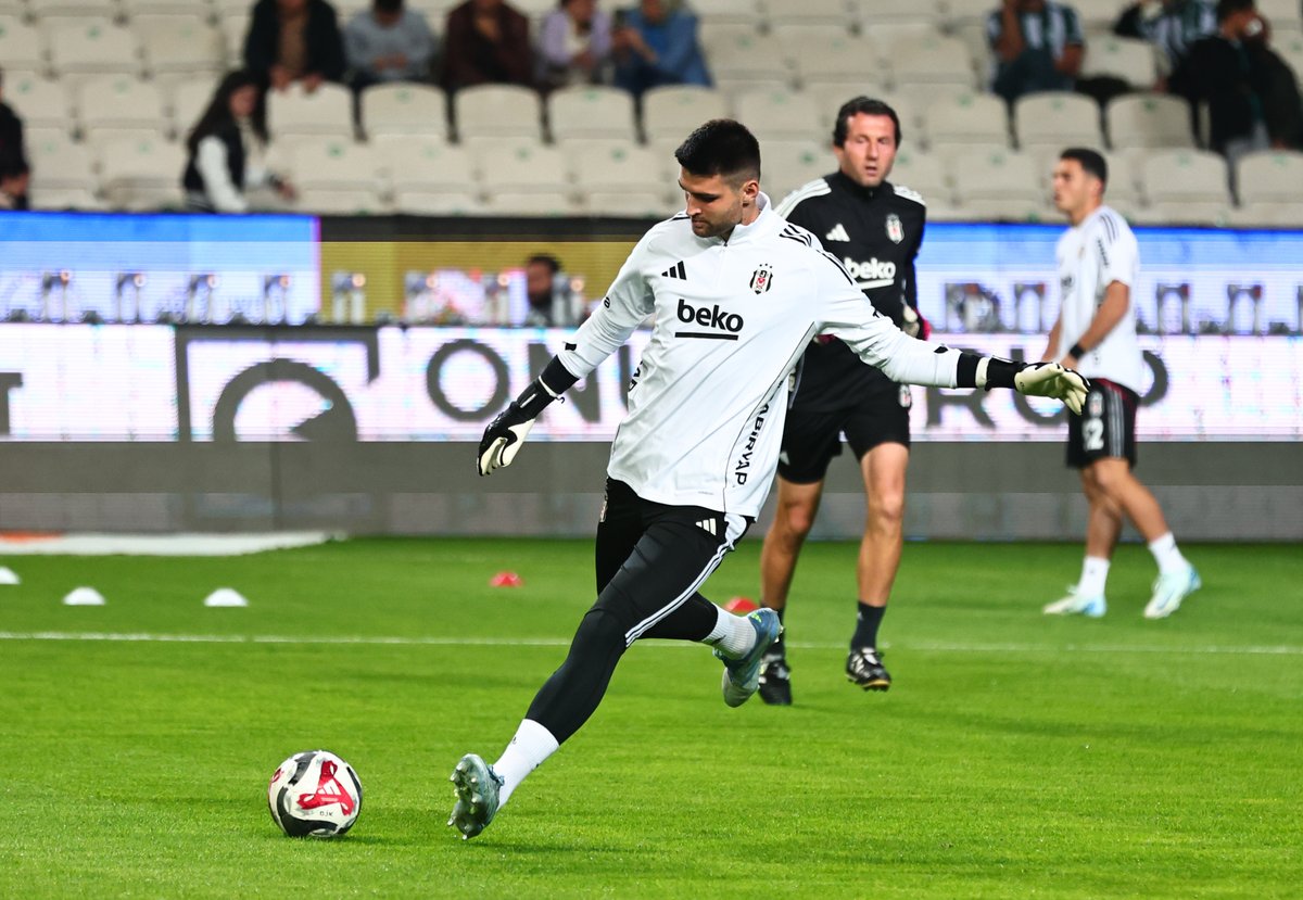 Maç öncesi ısınma bölümü. 🦅

⬛⬜