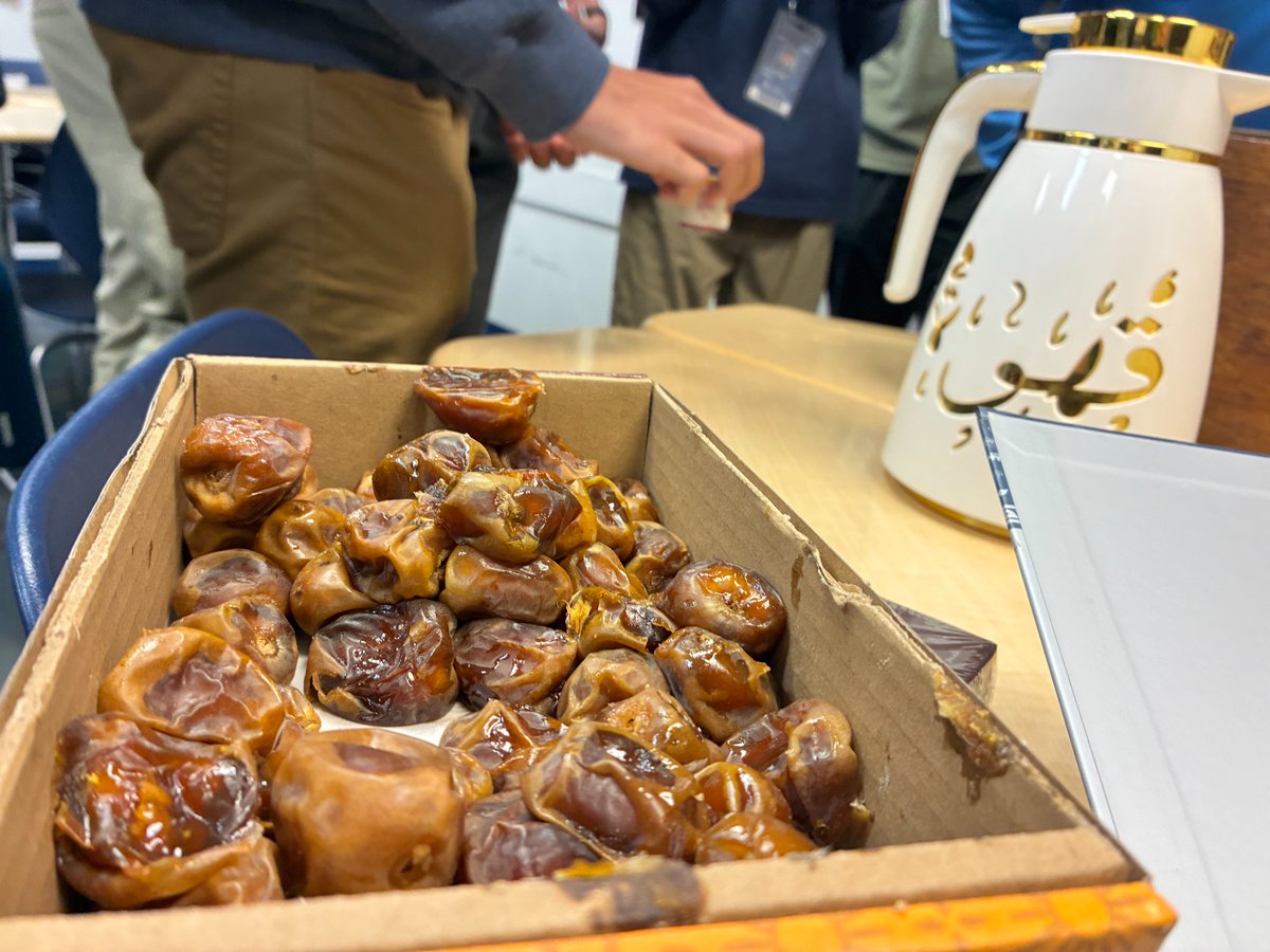 sluhjrbills's tweet image. Some exquisite aromas traveled through the halls during Activity Period today as The Arabic Language and Culture Club offered free samples of Turkish and Arabic coffee, as well as tea, baklava, and dates. #SLUHGlobal #SLUHLife