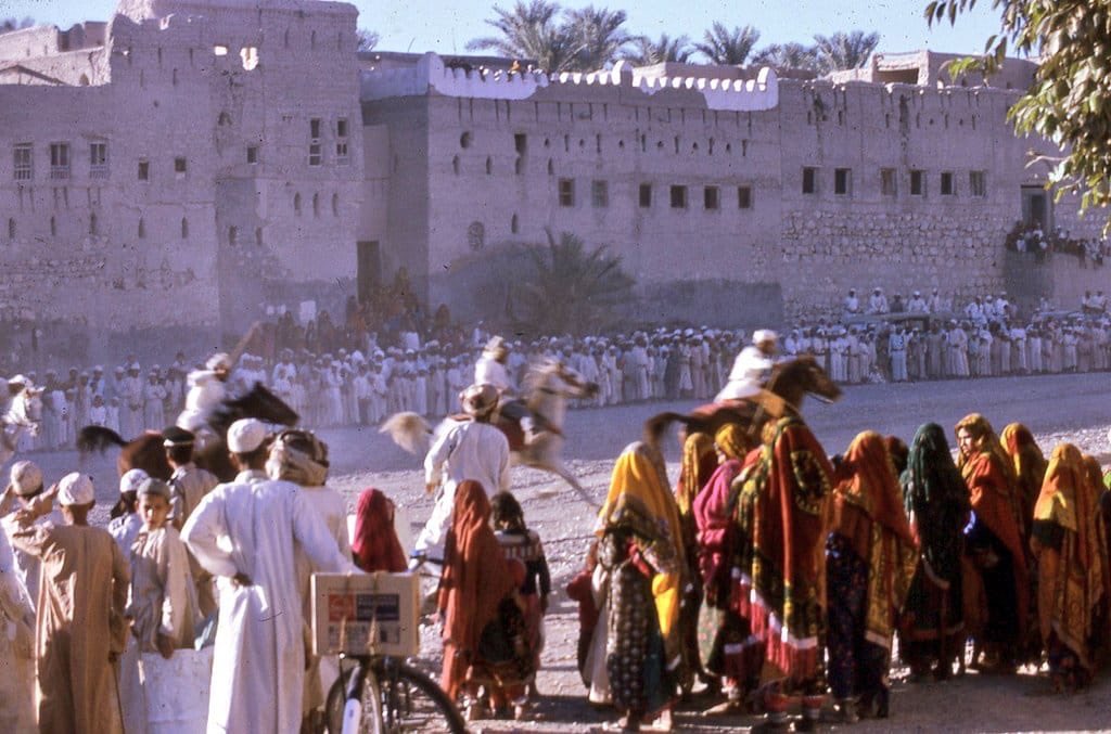 عرضة الخيل في سوق #نزوى قديماً.
حيث ترتبط العرضة بالعديد من المناسبات الاجتماعية في عُمان، مثل الأعياد الدينية والوطنية، وهي أحد الفنون العمانية المسجلة في القائمة التمثيلية للتراث الثقافي غير المادي للإنسانية باليونيسكو.

#الذاكرة_العُمانية #سلطنة_عُمان 
#يوم_الجمعة #جمعة_مباركة