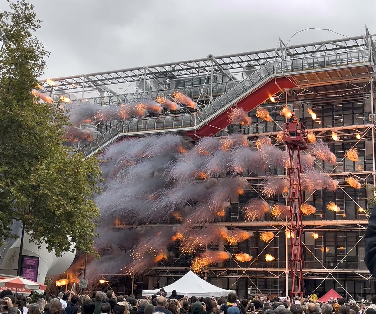 Illumination du #centrepompidou pour dire au revoir au musée avant des années de fermeture <a href="/MParisCentre/">Mairie de Paris Centre</a>