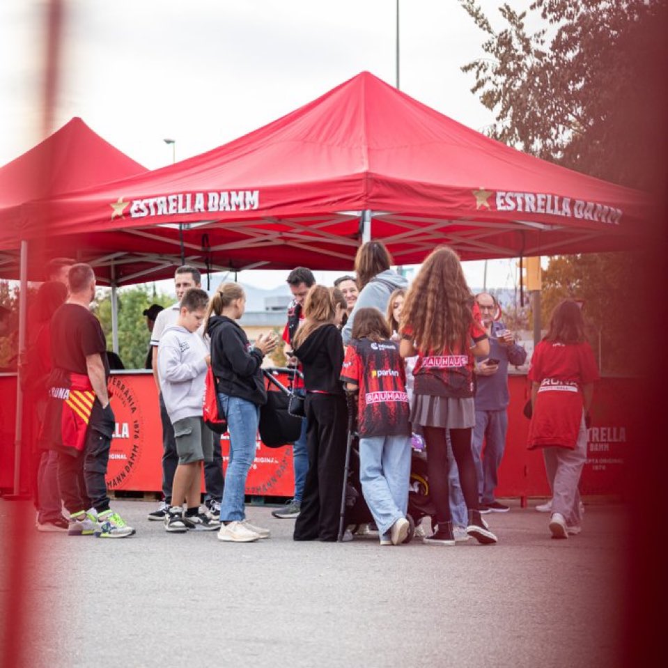 Un equipo que monta FanZone (1 hora antes) en todos sus partidos, es un equipo mejor.

Ojalá esto en todos los pabellones!!

Genera sentimiento de que el baloncesto es más que el propio partido.

Bravo <a href="/unigirona/">Spar Girona</a> !! Yo estaría ahí!!