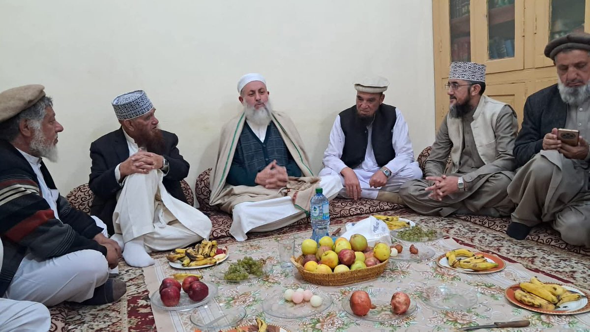 گلگت : جمعیت اہلِ حدیث گلگت بلتستان کے ایک وفد نے آج سفیرِ امن، قائدِ اہلِ سنت والجماعت، غازی مولانا قاضی نثار احمد سے ان کی رہائش گاہ پر ملاقات کی۔ وفد میں ناظمِ اعلیٰ جامعہ دارالعلوم غواڑی شیخ عبدالواحد عبداللہ، مدیر مرکز اسلامی سکردو ڈاکٹر محمد علی جوہر، نائب ناظمِ اعلیٰ جامعہ