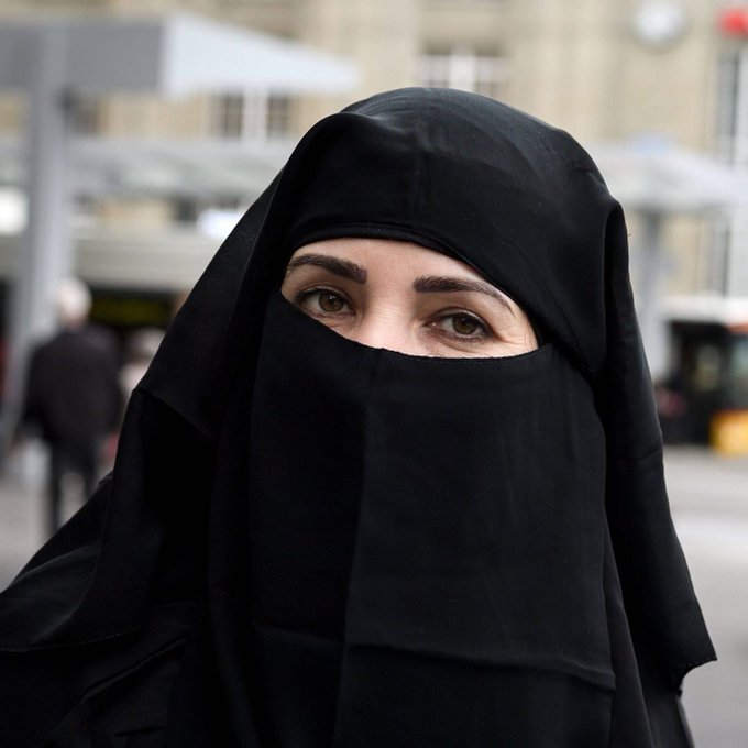 Halka açık alanlarda burka giymenin yasaklandığı Portekiz'de siyasetçi Andre Ventura: 

"Burka giyenler ülkeyi terk edebilir.

Pakistan'a, Suudi Arabistan'a, Fas'a, nereye isterseniz oraya gidin. Burada size ihtiyaç yok."