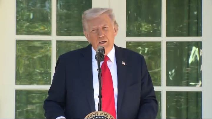 🇺🇸 Donald Trump: “One day someone told me, ‘You’re the third greatest president in the history of the United States.’ Third! I asked, ‘Who are the first two?’ — ‘George Washington and Abraham Lincoln.’ And you know, I got really mad at that person. Because they didn’t stop eight