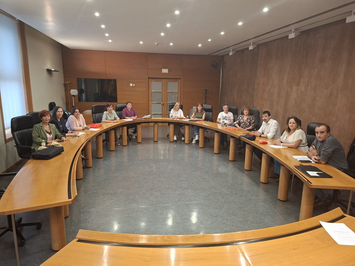 Reunidas con la representación sindical de #Correos. IU y ZeC muestran su apoyo ante la situación generada por el derrumbe del edificio de Portillo, la precarizacion del servicio público en la zona y el empeoramiento de la condiciones laborales.