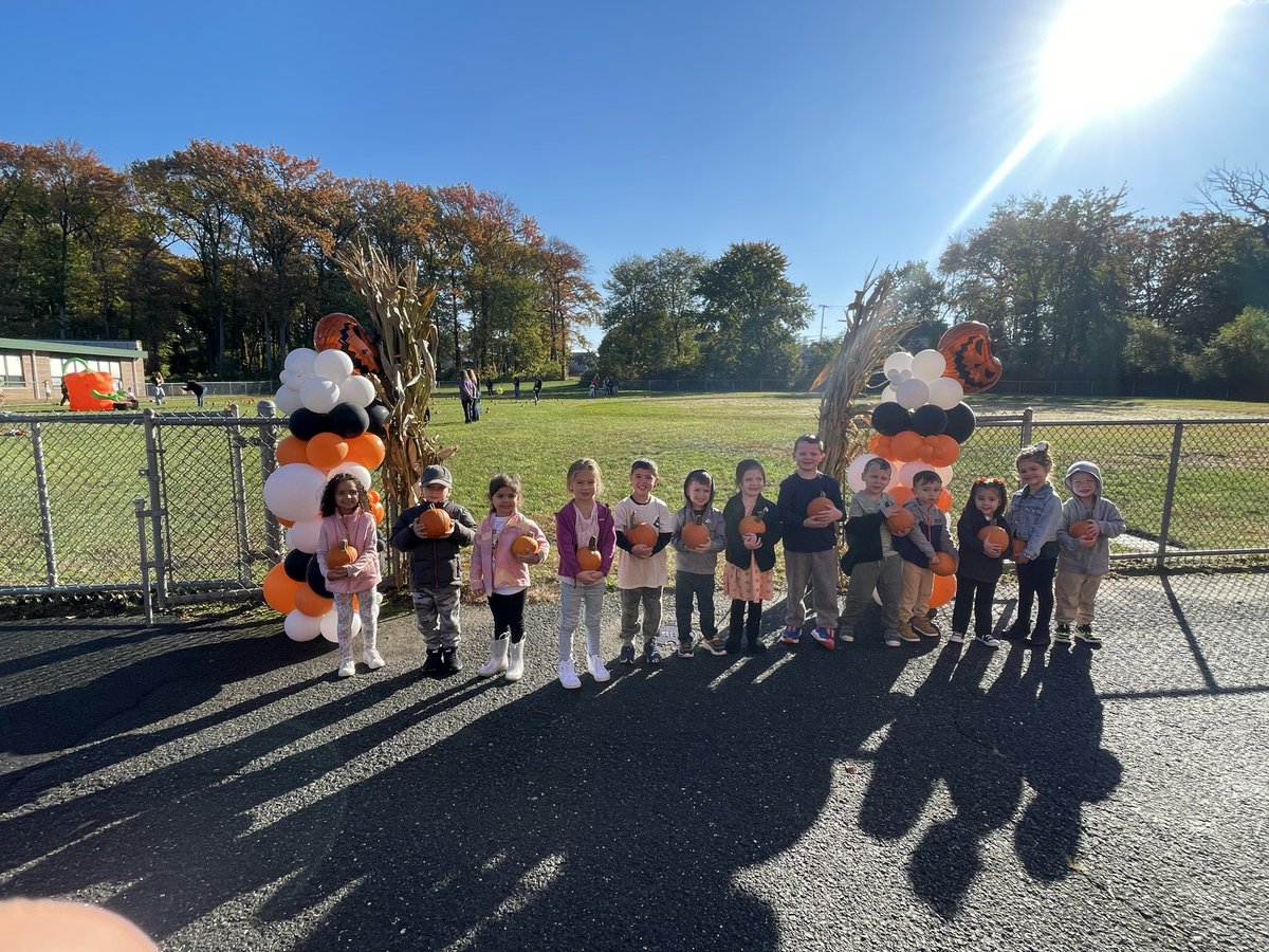 MercadoPrek's tweet image. Room 10 preschoolers are enjoying fall activities 🍂🍁🎃