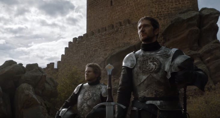 كانوا سبعة في مواجَّهة ثلاثة ،لكنهم لم يكونوا أيَّ ثلاثة. معاطفهم تخفق في الرَّيح ومن ورائهم تلوح جبال دورن الحمراء.