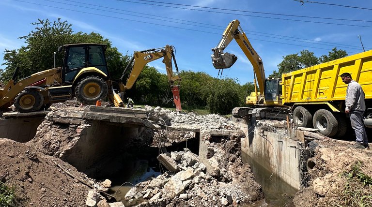 🚧💧 Se reactivó la histórica obra hidráulica de Burzaco Sur 🌧️El Municipio de #AlmiranteBrown puso nuevamente en marcha los “Desagües Pluviales Burzaco Sur”, una obra clave que beneficiará a más de 100 mil vecinos de #Burzaco y #Longchamps 🏡🙌. pth.bz/N0Tqj5U