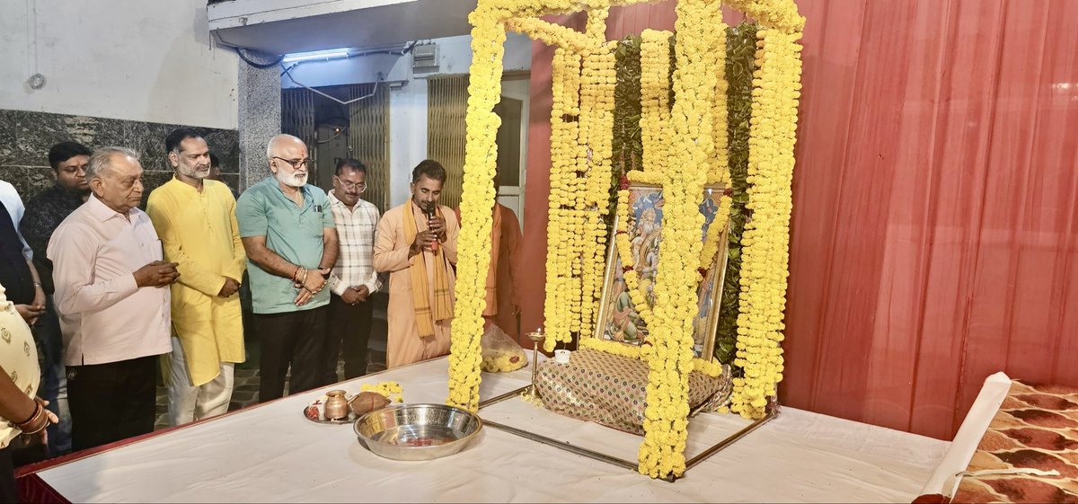 Vivek_Rajwanshi's tweet image. घोड़ेवाले बाबा चौराहा स्थित तिलेश्वर मंदिर में आयोजित दीपावली स्नेह मिलन में सहभागी होने का अवसर मिला।

समाज के वरिष्ठजनों एवं युवाओं के साथ मिलकर उत्सव की खुशियाँ साझा कीं। सभी को दीपावली की हार्दिक शुभकामनाएँ।

#Deepawali