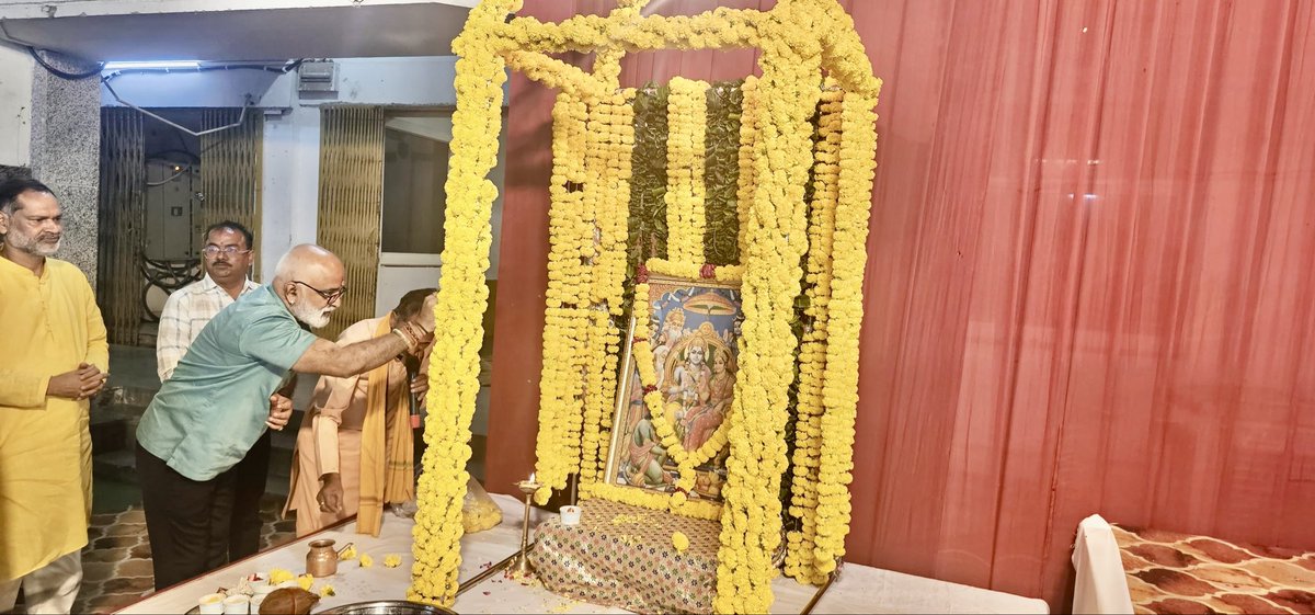 Vivek_Rajwanshi's tweet image. घोड़ेवाले बाबा चौराहा स्थित तिलेश्वर मंदिर में आयोजित दीपावली स्नेह मिलन में सहभागी होने का अवसर मिला।

समाज के वरिष्ठजनों एवं युवाओं के साथ मिलकर उत्सव की खुशियाँ साझा कीं। सभी को दीपावली की हार्दिक शुभकामनाएँ।

#Deepawali