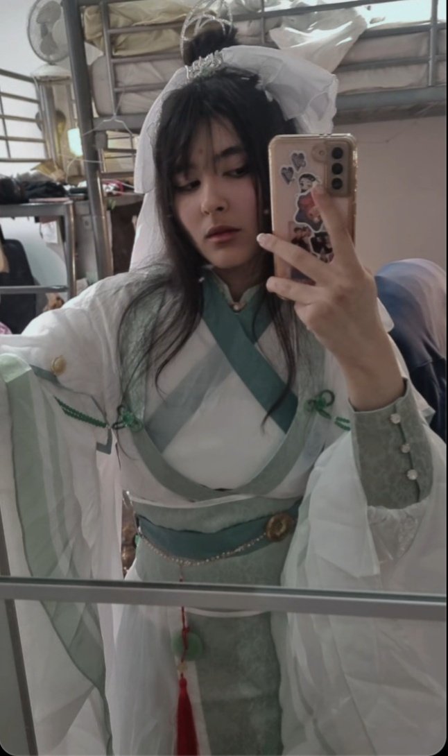 TaeLyart's tweet image. My attempt at being Sqx pls dont look at the ugly background🩵