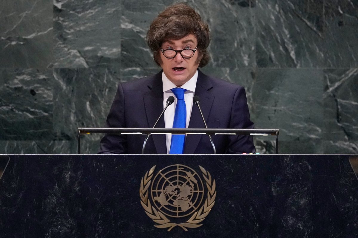 El presidente liberal libertario de Argentina, Javier Milei, mantiene superávit fiscal en las cuentas públicas desde hace casi dos años. El único motivo por el que ha necesitado ayuda financiera del Tesoro de los Estados Unidos es que los mercados temen que no cuente con el apoyo