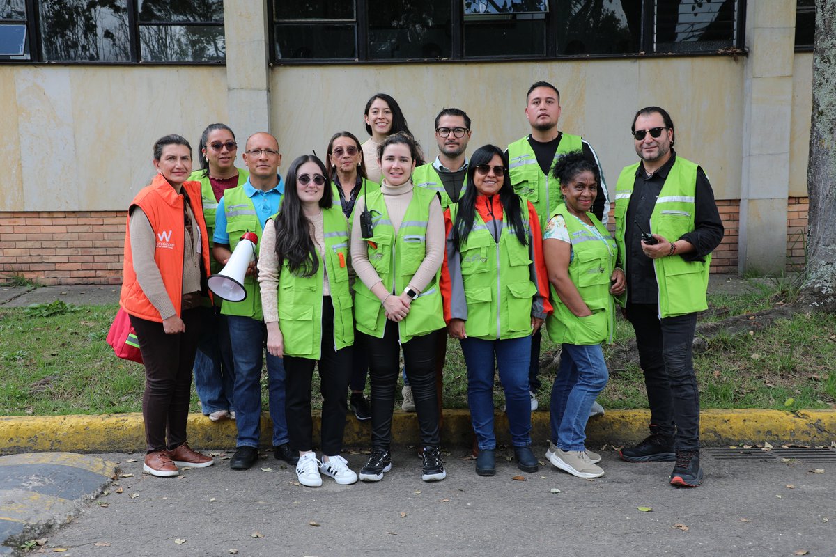 sgcol's tweet photo. Actividades como el #SimulacroNacional son claves para la gestión adecuada del riesgo en Colombia. Ser parte activa de estos eventos ayuda a fortalecer la cultura de la prevención en Colombia indicándonos cómo actuar para salvaguardar la vida.