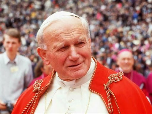 Juan Pablo II, 1 enero 1982: La Paz resulta del dinamismo de las voluntades libres, guiadas por la razón hacia el bien común a alcanzar en la verdad, la justicia y el amor... la armonía en sus relaciones mutuas, respetando la justicia y los derechos humanos fundamentales