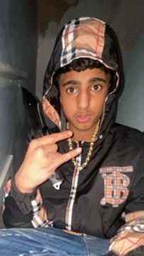 UnityNewsNet's tweet image. 🚨Just In🚨

Boy who murdered 15-year-old in school knife attack sentenced to life with minimum of 16 years.

While investigating the murder, police found photographs of Khan posing with hunting-style knives and a hammer. 

His internet search history included terms such as…