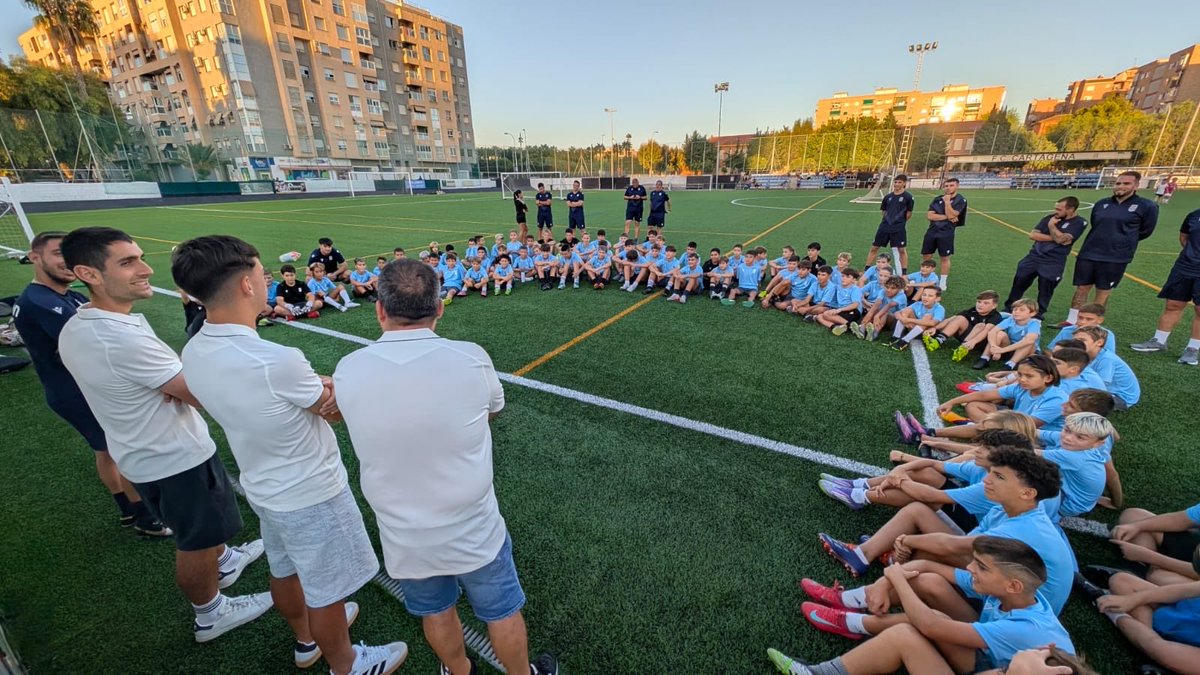 FCCartagena_efs's tweet photo. CANTERA | Esta tarde hemos vuelto a recibir una visita muy especial en Ciudad Jardín 🤍🖤

⭐️ Ander Martín y Edgar han compartido la tarde de entrenamiento con nuestras bases. https://t.co/gNrM6ISgiW