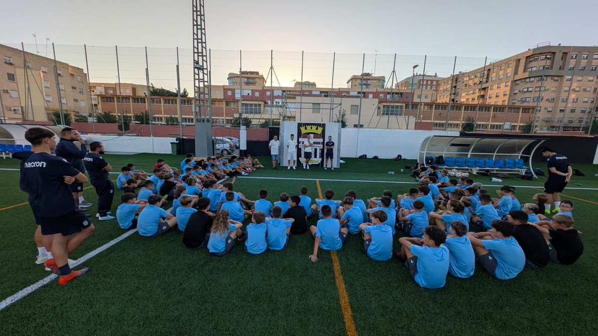 FCCartagena_efs's tweet photo. CANTERA | Esta tarde hemos vuelto a recibir una visita muy especial en Ciudad Jardín 🤍🖤

⭐️ Ander Martín y Edgar han compartido la tarde de entrenamiento con nuestras bases. https://t.co/gNrM6ISgiW