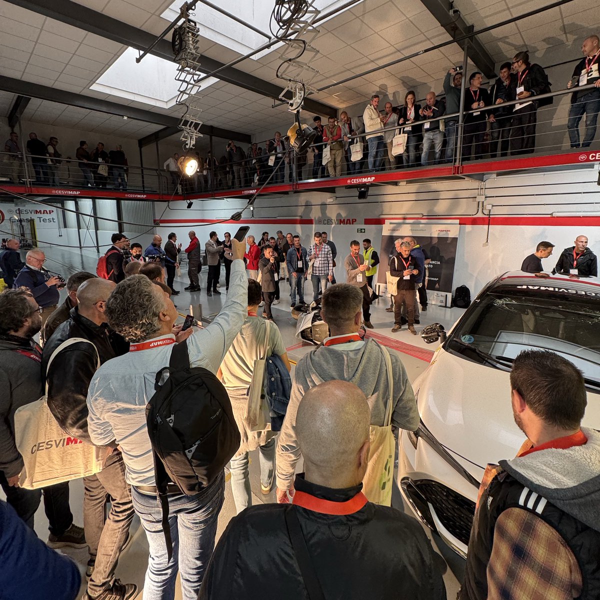 CESVIMAP's tweet image. Finaliza la primera jornada del Congreso de Investigación de Accidentes de Tráfico de #CESVIMAP y #EVUEspaña con un segundo #crashtest esta vez simulando la colisión entre una motocicleta y un turismo.

#CongresoRAT