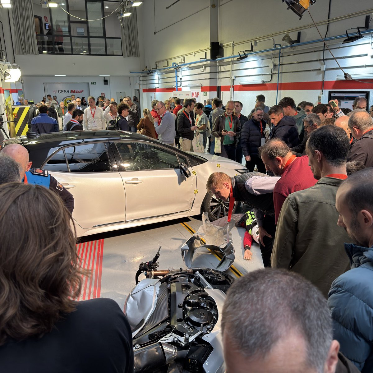 CESVIMAP's tweet image. Finaliza la primera jornada del Congreso de Investigación de Accidentes de Tráfico de #CESVIMAP y #EVUEspaña con un segundo #crashtest esta vez simulando la colisión entre una motocicleta y un turismo.

#CongresoRAT