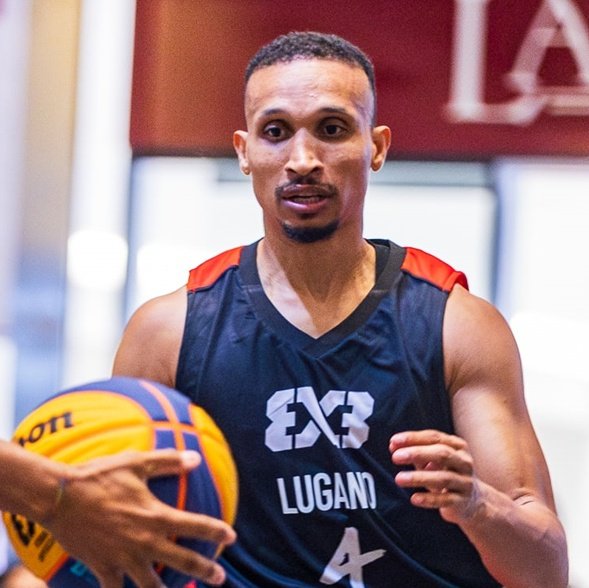 El dominicano 🇩🇴 Adris de León está ranqueado 88 del mundo (305,951 puntos) en la plataforma FIBA 3x3. El jugador de 41 años de edad es parte del equipo Lugano de Suiza, que se sitúa en el puesto 14 de los equipos del planeta. ##WojDOM