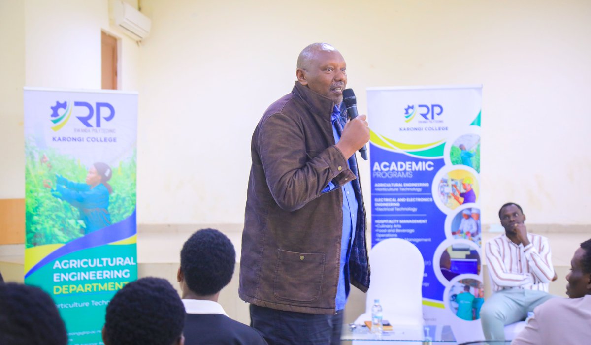 Karongi_College's tweet image. Mu gihe uku kwezi k&apos;Ukwakira kwahariwe kuzirikana ubumwe n&apos;ubudaheranwa bw&apos;abanyarwanda, uyu munsi, Abakozi n&apos;Abanyeshuri ba RP Karongi College bahawe ikiganiro ku bumwe n&apos;ubudaheranwa bw&apos;abanyarwanda, mu nsanganyamatsiko &quot;Twimakaze ubumwe n&apos;ubudaheranwa&quot;.

Bwana NGARAMBE…