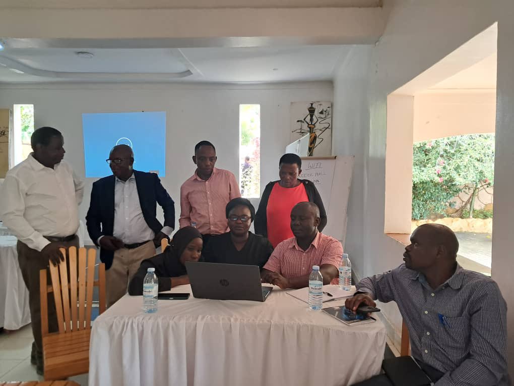 UNDPUganda's tweet image. Over the past 2 days @UNDPUganda, in collaboration with @OPMUganda, has supported the Busia Municipality technical team to finalize a Disaster Contingency Plan, a key component of the municipality’s resilience strategy. 

#SDG11