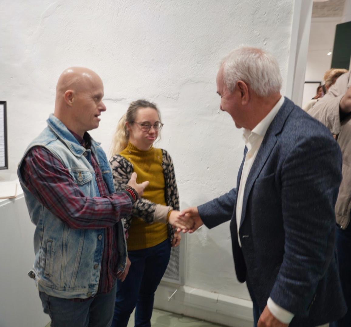 « Changer de regard sur le handicap… ça change la vie » nous confient les artistes et auteurs de l’exposition « Click’Art ». 

Je découvre avec émotion l’exposition de bustes réalisée par les résidents de la Maison Perce-Neige.

Je les félicite chaleureusement pour le travail
