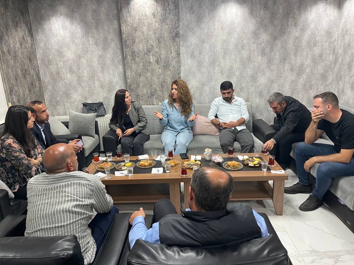 Urfa Sağlık Emekçileri Sendikası (SES), Eğitim-Sen, KESK, Haber-Sen ve BES Urfa İl Şubeleri’yle buluştuk.

Demokratik Toplum’un en önemli öznelerinden biri olan sendikal örgütlenmelere, Barış’a ve yeni sürecin inşaasına dair değerli görüş alışverişlerinde bulunduk.

📌Hukuka