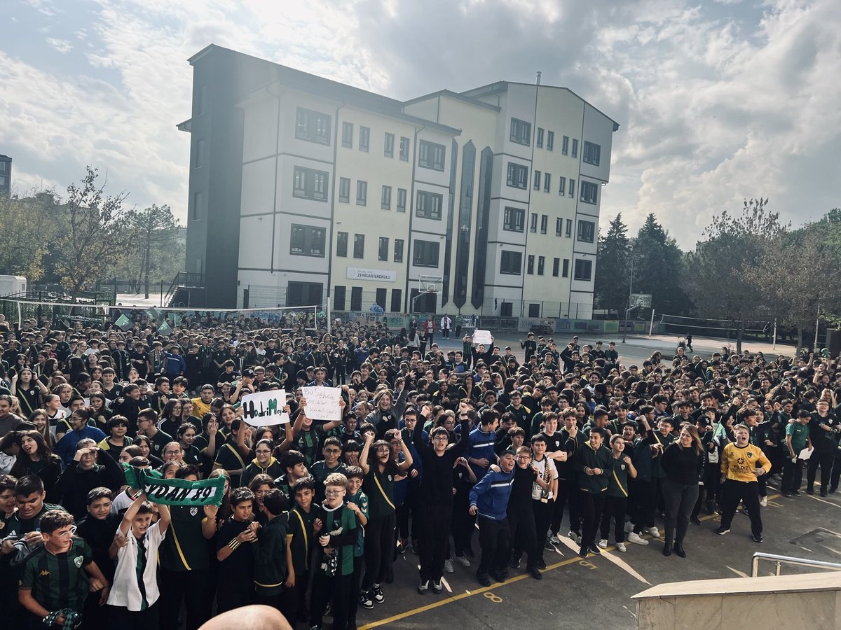 🟢⚫️ Kocaelispor futbolcuları Hrvoje Smolcic ve Serhat Öztaşdelen İzmit Edebali Ortaokulu'nu ziyaret etti.