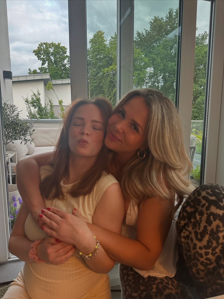 The time spent with good friends is always happy and comfortable!