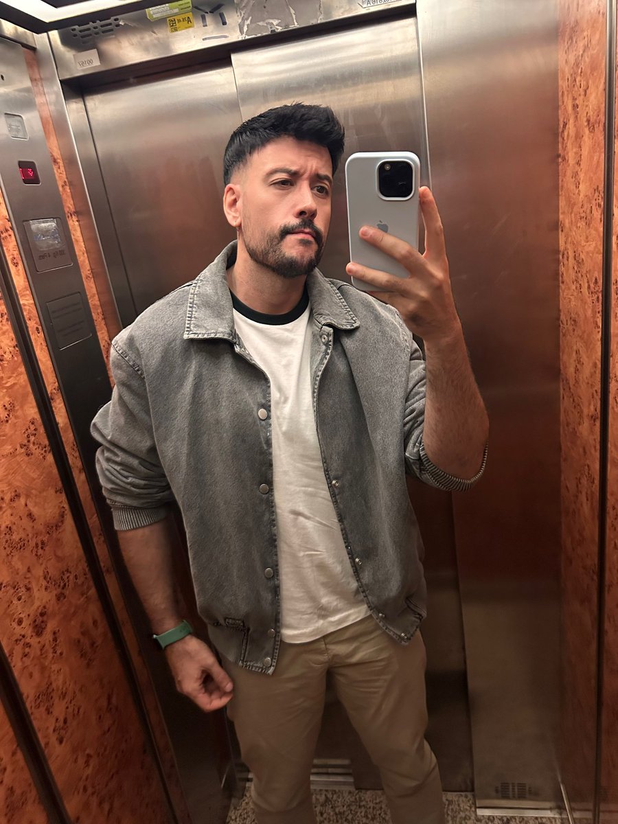 Javi_Kramer's tweet photo. ¿Vivo en un primero y me he subido en el ascensor para hacerme una foto? Es posible. https://t.co/7Mv8ShNrFy