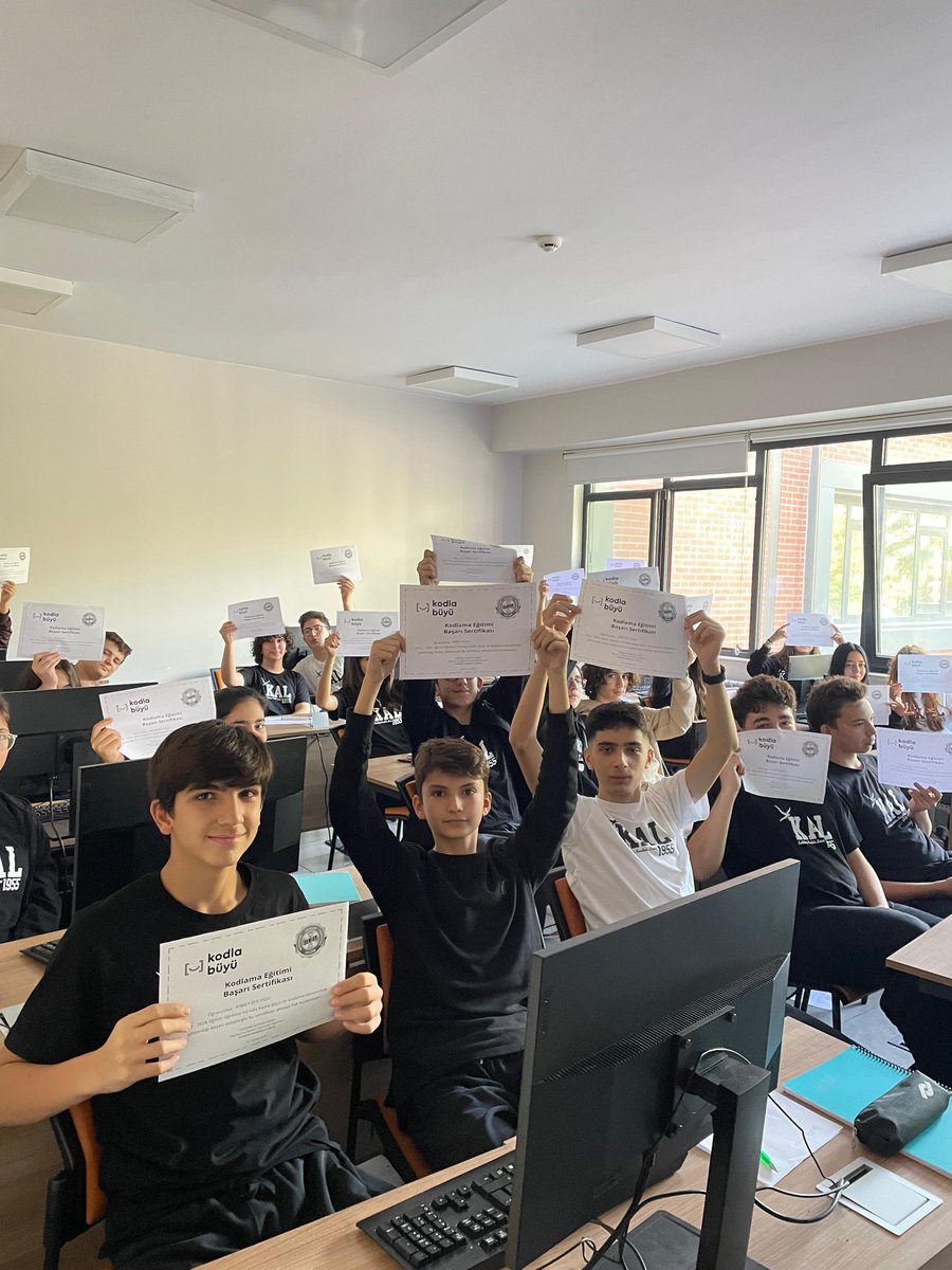 maarif1955's tweet image. 9/G sınıfından gönüllü olarak katılan Zeynep Su Gezgin ve Leyzim Derin Karakaya, gösterdikleri başarıyla Senior sertifika almaya hak kazandılar! 💫
Geleceği kodlayan öğrencilerimizi kutluyoruz! 👩💻👨💻🌿
#CodeWeek #KadıköyAnadolu #YeşilVatan #Kodlama