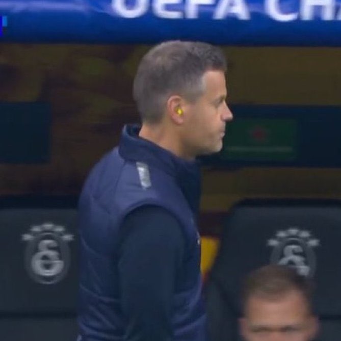 Bodo/Glimt teknik direktörü, kulak tıkacı ile maçı takip ediyor.