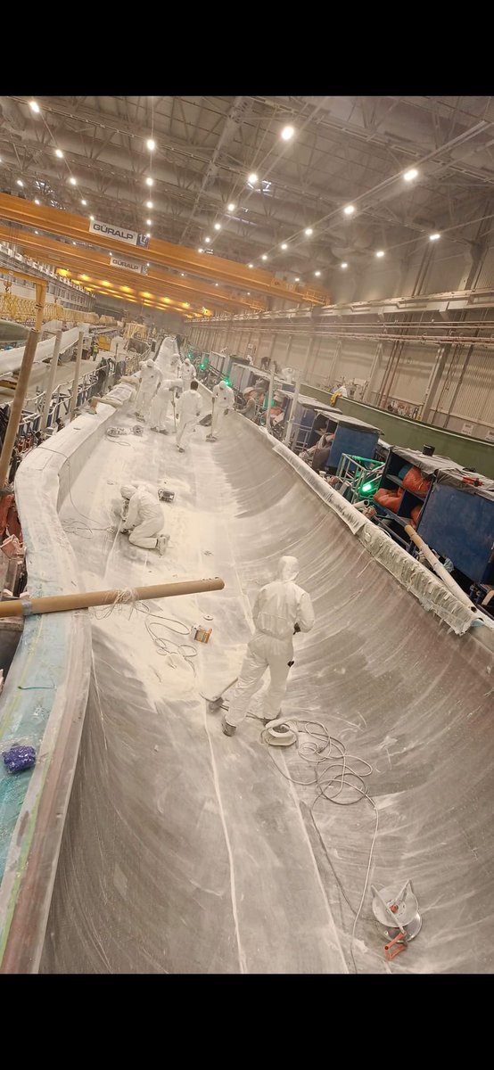 1.  
Görseldeki biziz. Tozun, kimyasalın içinde yıllarca çalıştık. Şimdi hakkımızı istiyoruz!  
#TPIEmekçisineAdalet

2.  
Bu şartlarda çalışan işçilerin sesi duyulsun! Emek var, alın teri var!  
#TPIEmekçisineAdalet