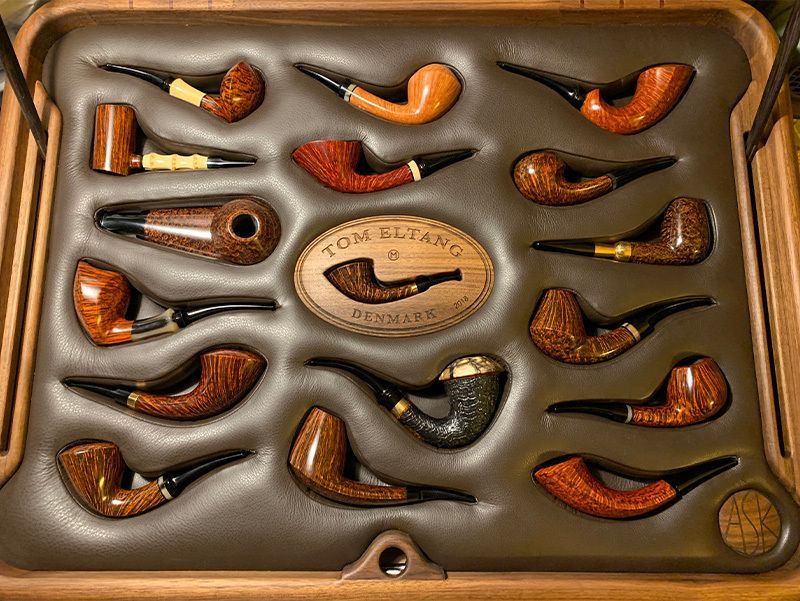 Smoking_Pipes's tweet image. The Hygge of Danish Pipe Making.
Read More: smokingpip.es/3sr25bR
#SmokingPipes #SpcDailyReader #PipeSmokingCommunity #PipeSmokers #ArtisanPipes #TobaccoPipes #PipeCommunity