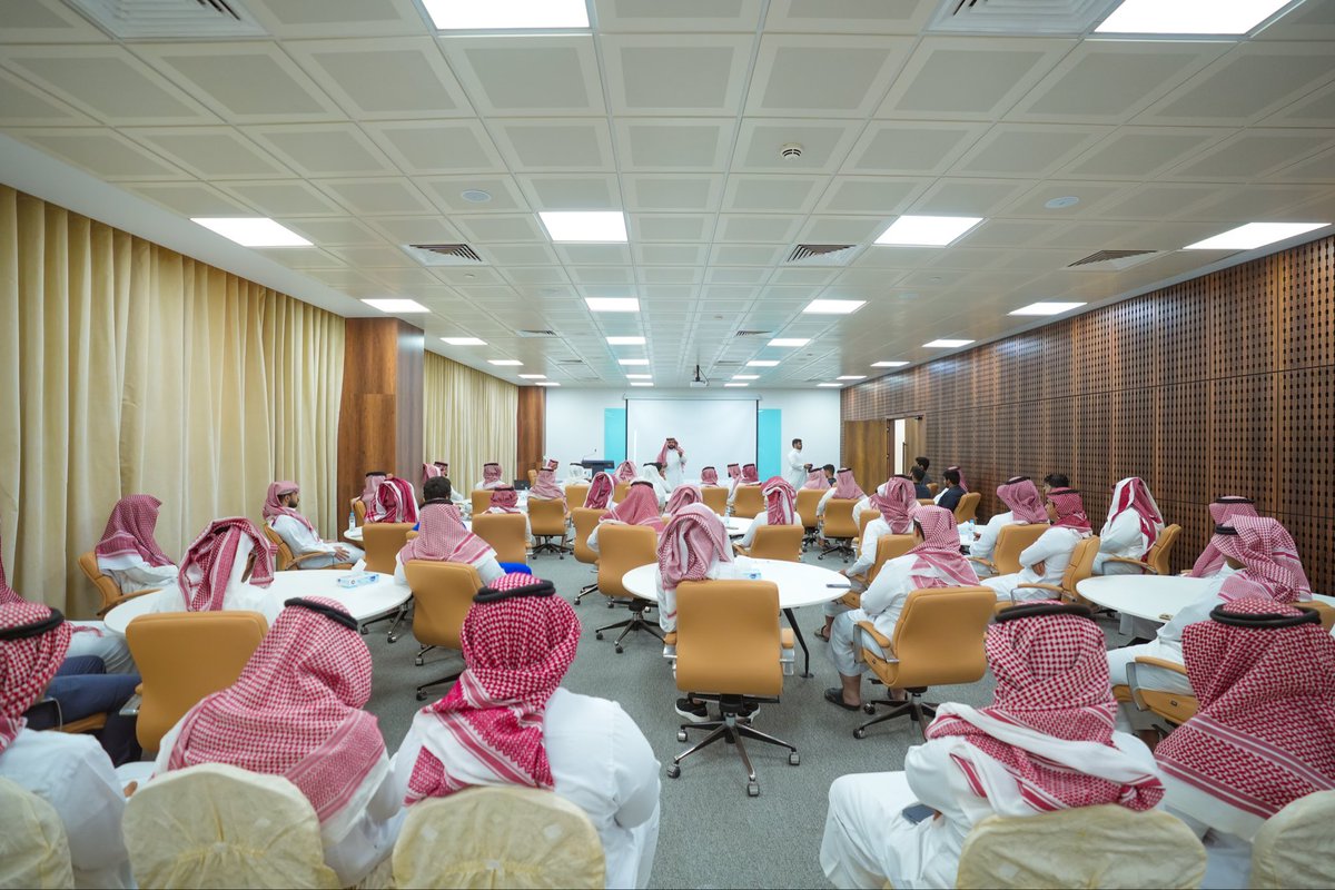 الوعي المهني يبدأ من فهم الذات قبل اختيار المسار
من #ملتقى_الإرشاد_المهني بـ #جامعة_شقراء
قدمت ورشتي الميول المهنية و إعداد السيرة الذاتية
تجربة ملهمة تؤكد أن الإرشاد هو بداية التمكين.
 #الإرشاد_المهني #رؤية_2030