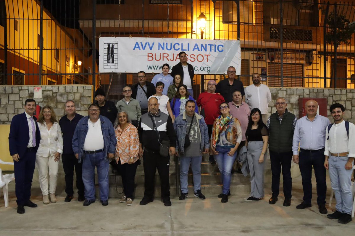 L'Associació de Veïns Nucli Antic i L'Almara de Burjassot nos invitaron a acompañarles en la cena anual que celebran sus socios el Mercat Vell. Disfrutamos de la compañía de personas que siempre se han volcado con la Fundación Maides. Muchas gracias por vuestro cariño.