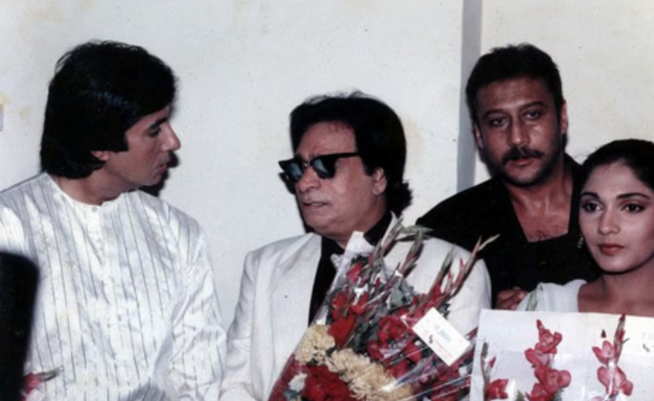 FRajMovies's tweet photo. @rajib14 @bindasbhidu @longliveyakuza @filmyaashiq @aspalod @ashoksingh68 @smmausaja @pradeepcsrivast @TathagataChatt2 @vittalbalaji @DilipThakur2007 @p1j @basu_pratik 🙏 #KaderKhan🙏 along with #AmitabhBachchan #JackieShroff #AnuAgarwal during the mahurat of #ChalPeChal
@SrBachchan
#Bollywood https://t.co/VUIvIX1CYl