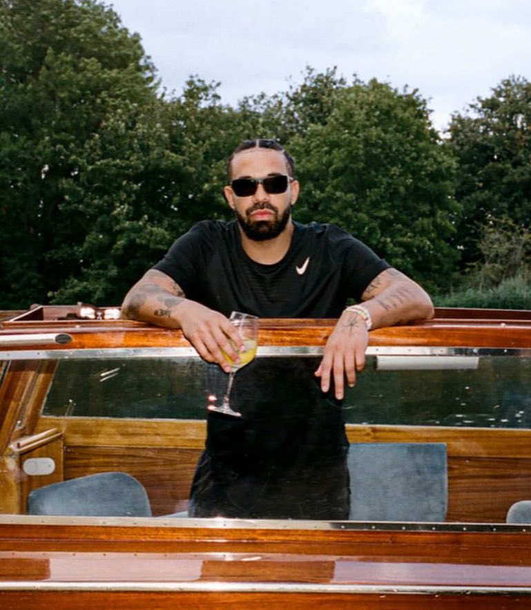 DailyRapFacts's tweet photo. Drake replied to a fan’s DM asking for a senior quote and gave him a whole verse 🖊️ 

"Might be too long but ur goated if they let you bar up" https://t.co/JiaIW8fB7J