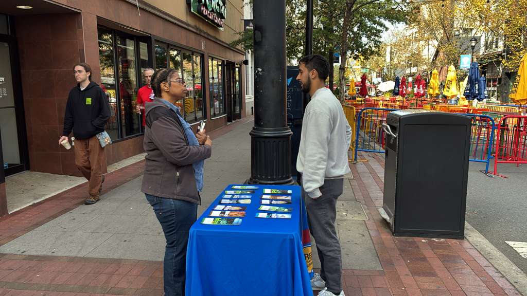 Last Saturday, the WhyIslam team set up a Field Dawah booth outside Chai Chenak in New Brunswick, NJ. 

If you have any questions about Islam, visit whyislam.org or call our FREE hotline at 877-WHY-ISLAM.

#WhyIslam #Dawah #ChaiChenak #NewBrunswick #StreetDawah #Islam