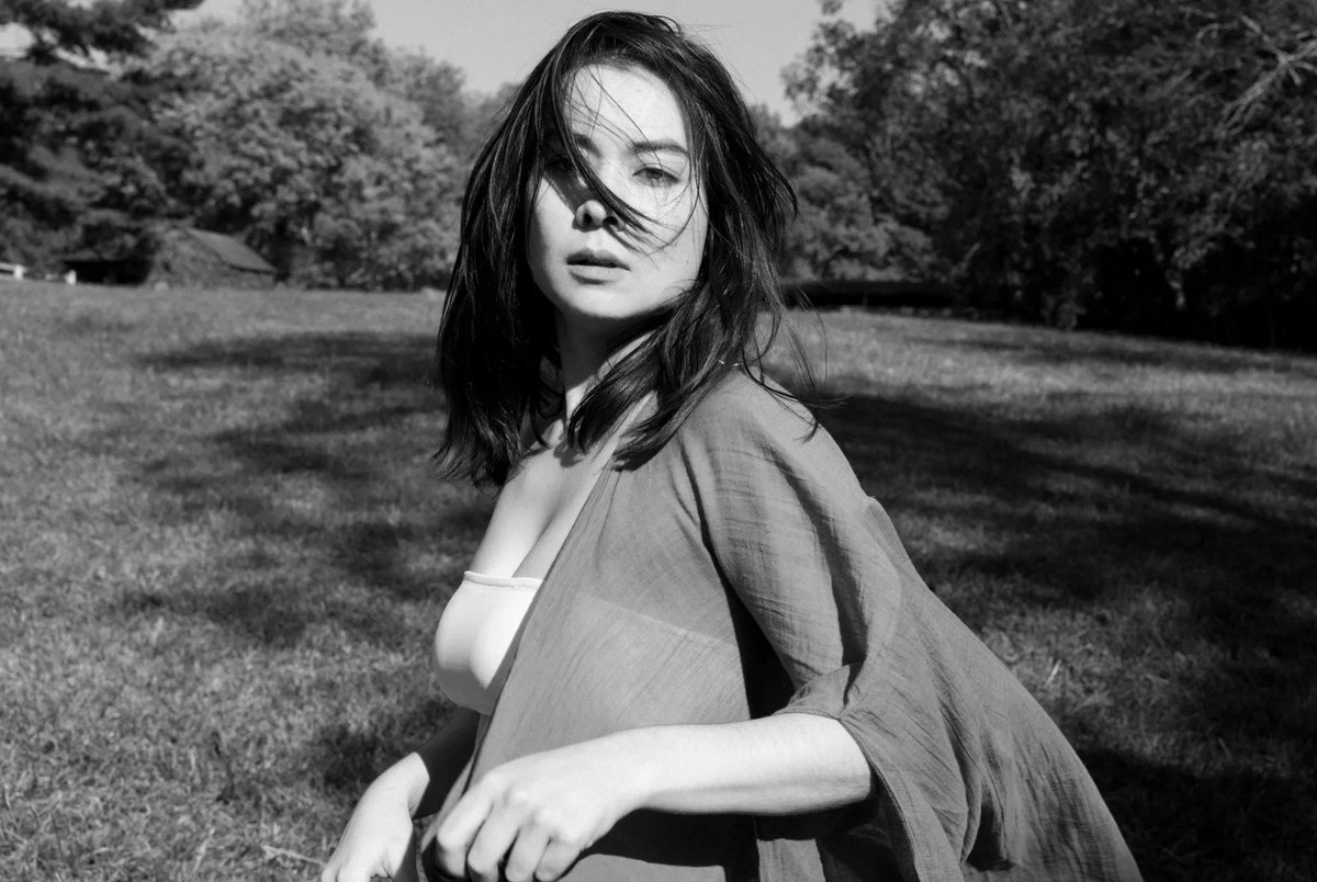 PopBase's tweet image. Mitski teases that her new album will be released this Winter.