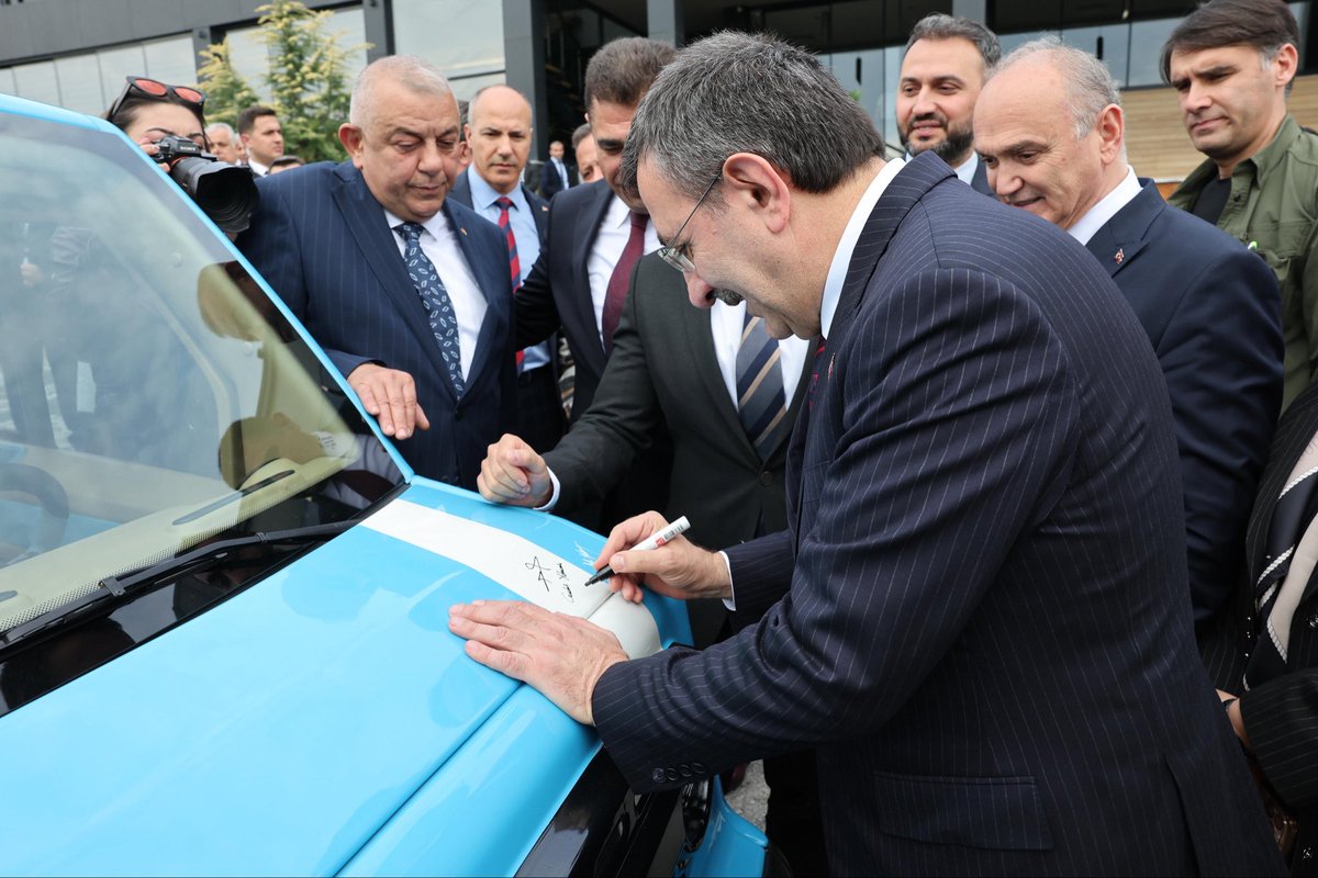 📍Düzce 

Cumhurbaşkanı Yardımcımız Sayın <a href="/_cevdetyilmaz/">Cevdet Yılmaz</a> şehrimize üreterek değer katan sanayici ve iş adamlarıyla buluştu. 

İş dünyası buluşmasında şehrimiz ve iş dünyası istişare edildi. 

Şehrimiz, ülkemiz için üretmeye ve üretimi desteklemeye devam edeceğiz.