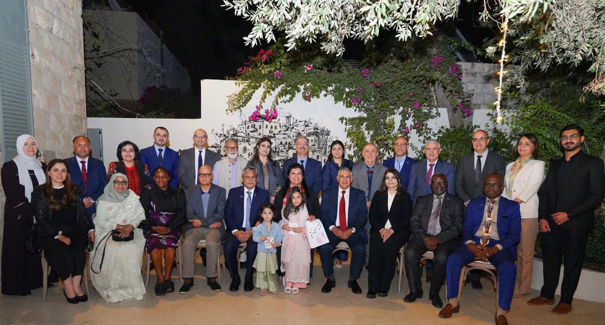 COMSATS_en's tweet image. HRH Princess Sumaya bint El Hassan, Pres @RSSJor🇯🇴 graciously hosted official dinner in honour of #COMSATS delegates, TAC members, @ICESCO_En Rep &amp;amp; @PSUTOFFICIAL. HRH appreciated significant events TAC mtg &amp;amp; AI Workshop with contributions by TAC members, COMSATS, ICESCO &amp;amp; PSUT