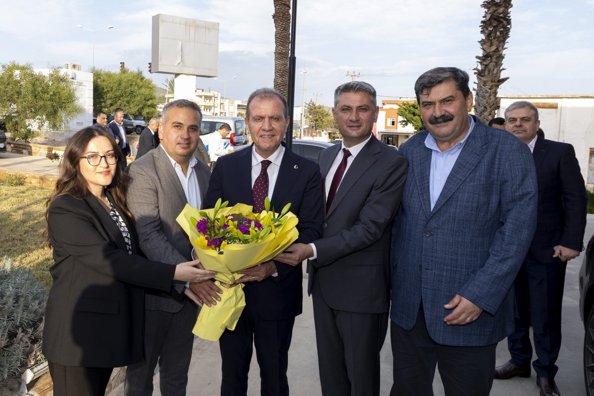 VahapSecer's tweet photo. Bugün Anamur Belediyesi tarafından düzenlenen 2. Anamur Tarım ve Tropikal Ürünler Fuarı’nın açılışında çiftçilerimizle buluştum. Ardından partimizin Anamur, Bozyazı ve Aydıncık İlçe Örgütlerinin yanı sıra belediyemizin Anamur Koordinasyon Müdürlüğünü ziyaret ettim. Günü, Aydıncık Belediyemizi ziyaret ile sonlandırdım.

İlçe örgütlerimizde göreve seçilen ilçe başkanlarımızı ve yönetimlerini bir kez daha tebrik ediyorum. Bundan sonra da daha iyi hizmetleri yine ilçe belediyelerimiz ve partililerimizle uyum içinde yapacağız. Çiftçimizin, üreticimizin, emekçimizin daima destekçisi olacağız. Çünkü CHP Belediyeciliği budur, bunu gerektirir.

Biriz, beraberiz, kuvvetliyiz. Birlik her güçlüğü aşar. Seçilen tüm yol arkadaşlarıma başarılar diliyorum.