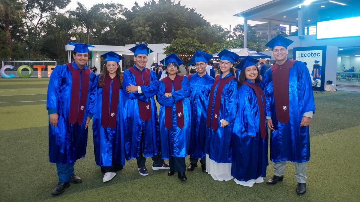 Estamos orgullosos de nuestros Graduados ECOTEC ✨️

En esta ceremonia de graduación en Campus Guayaquil más de 200 nuevos profesionales han culminado exitosamente sus estudios y se han unido a nuestra historia en ECOTEC 💙.